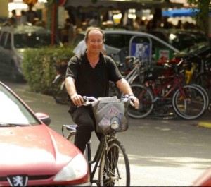 O presidente fracês de bicicleta em Paris