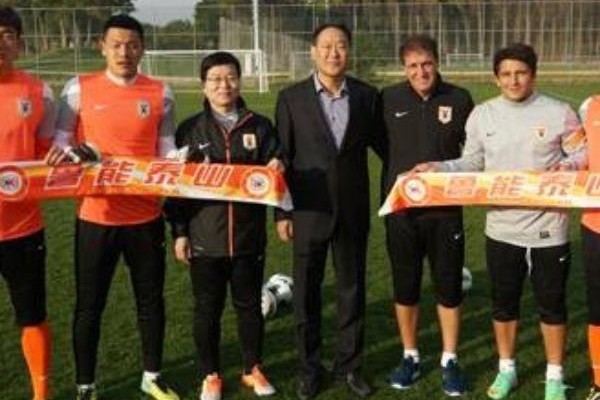 Lee, ao centro, levou o técnico Cuca ao Shandong