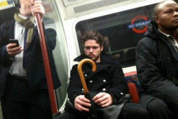 Richard Madden de Game of Thrones no metrô de Londres