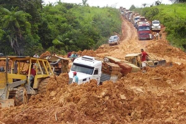 Estrada na Amazônia: muito carro, pouca infraestrutura