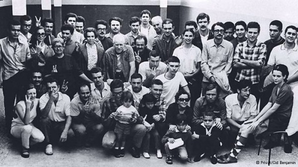 Cid (primeiro de pé à direita) e os outros 39 libertados em troca do embaixador alemão, em 1970