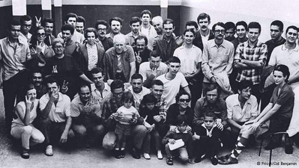  Cid (primeiro de pé à direita) e os outros 39 libertados em troca do embaixador alemão, em 1970