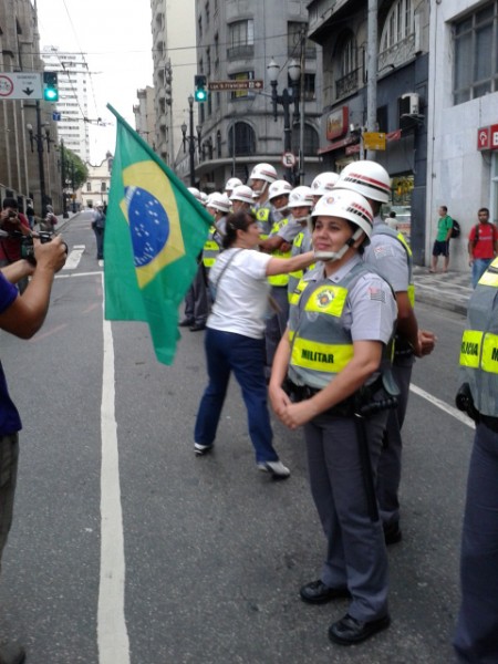 Cumprimento da marchadora à PM