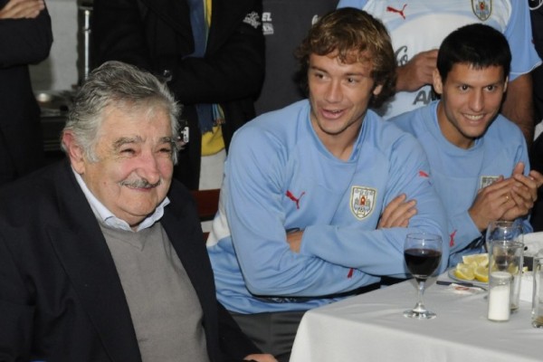 Mujica com jogadores da seleção uruguaia