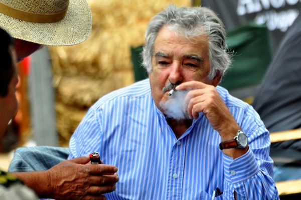 MujicaFumando