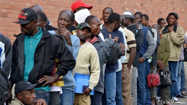  Fila para tirar carteira de trabalho na paróquia Nossa Senhora da Paz, no centro de São Paulo 