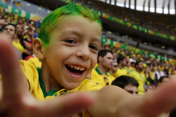 15jun2013-torcedor-mirim-aguarda-inicio-do-jogo-entre-brasil-e-japao-pela-abertura-da-copa-das-confederacoes-em-brasilia-1372714228771_1920x1080