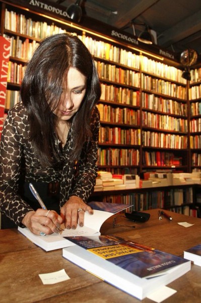 Claudia no lançamento do livro no Rio