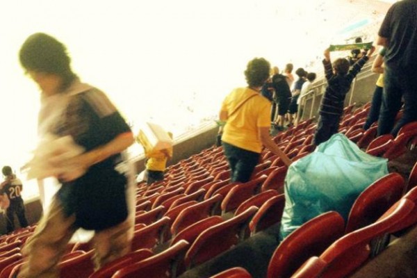 torcida_japao_limpaestadio_facebook1