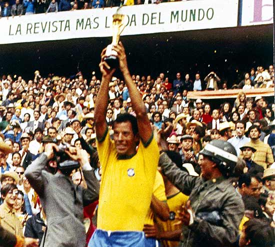 O capitão Carlos Alberto ergue a taça no México, em 1970