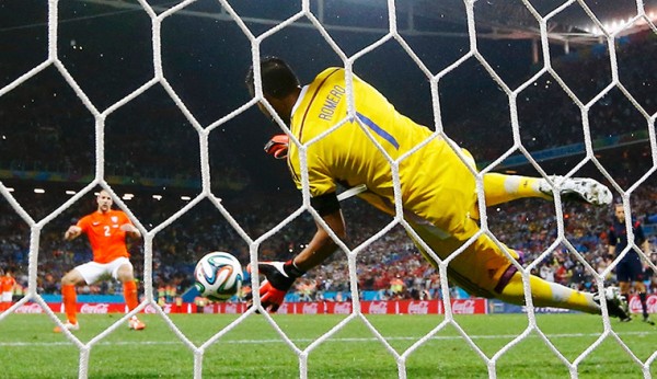 Argentina's Romero saves the penalty of Vlaar