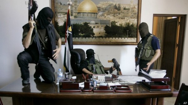 Integrantes do Hamas tomam o escritório do presidente palestino Mahmoud Abbas, em 2007