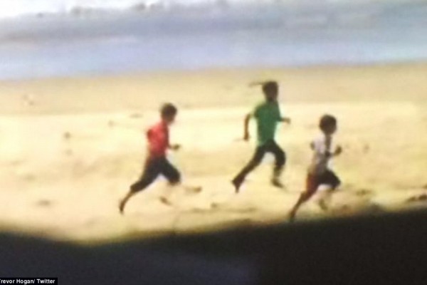 Os meninos correm na praia ante de ser atingidos