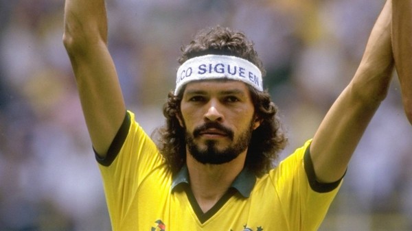 socrates-entra-em-campo-com-faixa-na-cabeca-em-jogo-da-copa-de-1986-no-mexico-1314107194897_1920x1080