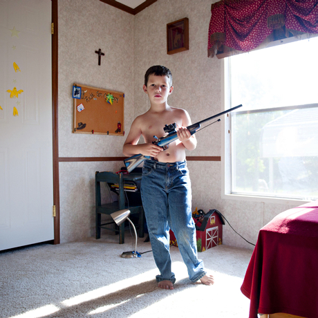 Benjamin, de 7 anos, da Louisiana, com seu rifle