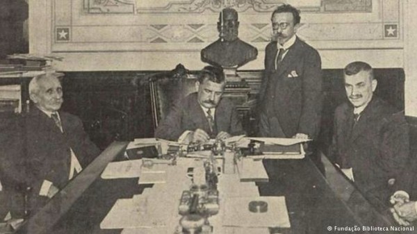  Presidente Venceslau Brás assina a declaração de guerra contra a Alemanha em outubro de 1917