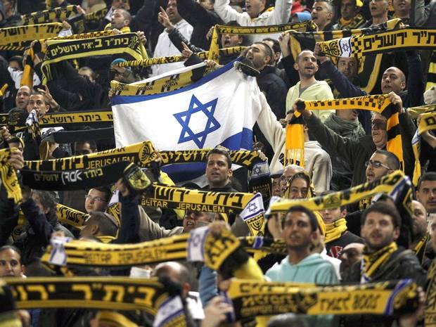 Torcedores do Beitar Jerusalem protestam contra jogadores muçulmanos