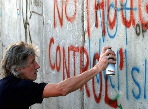 Pichando um muro na Palestina