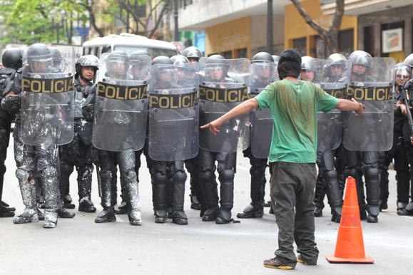 Manifestante enfrenta a polícia em frente ao hotel Aquarius (SP)