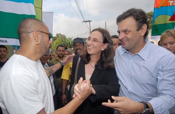 Andrea e Aécio com o dono do Afroreggae, José Júnior