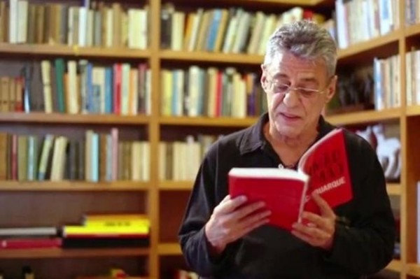 Chico lê um trecho de seu livro num vídeo promocional