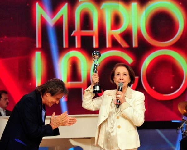 Fernanda Montenegro e um papagaio de pirata no prêmio Mario Lago