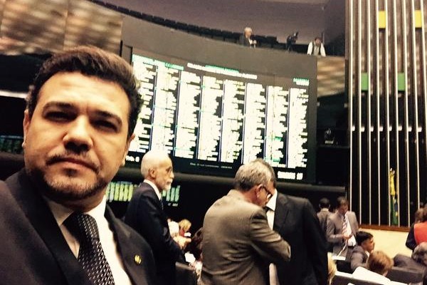 O parlamento precisa de pessoas como ele e Lobão