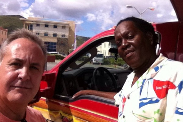 Joaquim com o taxista Roy George: o país de maioria negra tem uma das mais elevadas rendas per capita do mundo