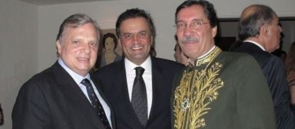 Com o fardão, ao lado de amigos