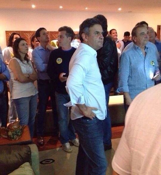 Agripino, de camisa azul, ao lado de Aécio quando veio a notícia de que Dilma vencera