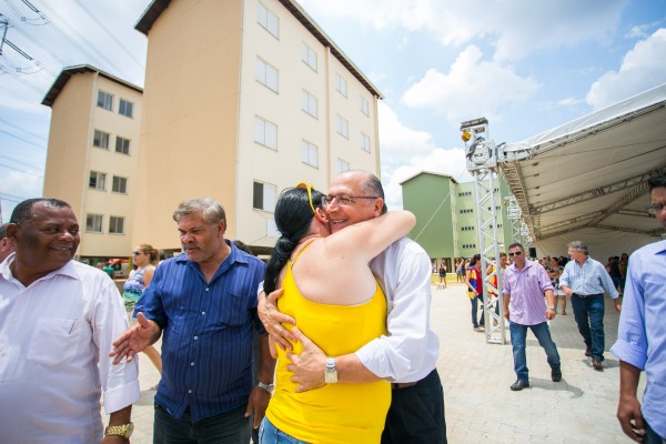 Alckmin durante entrega de casas construídas pela CDHU em Osasco (SP) 