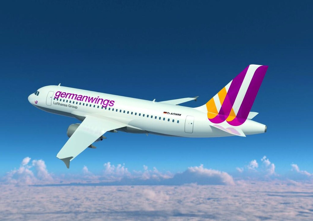 Piloto do voo da Germanwings 'tentou entrar na cabine com machado'