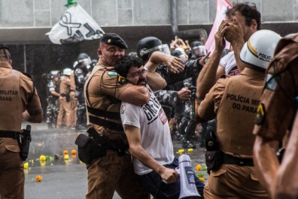 PMs do Paraná enfrentam corajosamente um black bloc