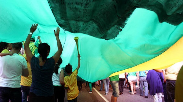 crianças protesto