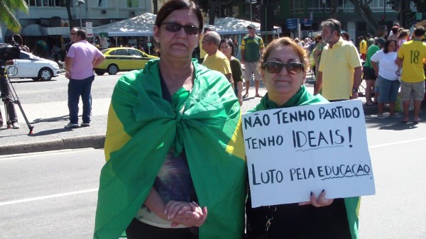 Sônia e Dona Inês com o cartaz