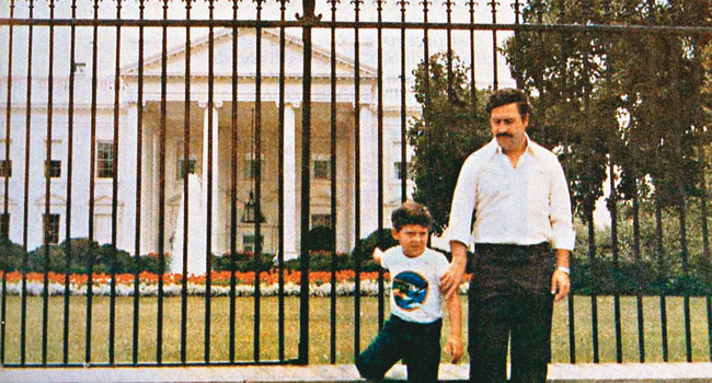 Escobar e o filho Juan Pablo em frente à Casa Branca