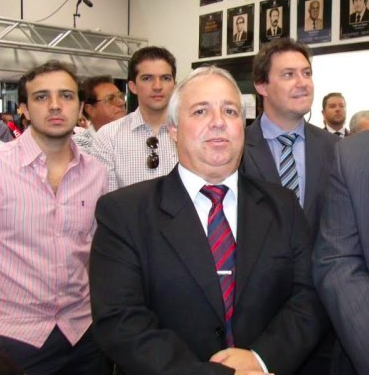 Renan Santos e Rubens Nunes, do MBL (atrás, à esq.), na posse do vice de Vinhedo, acusado de superfaturar merendas