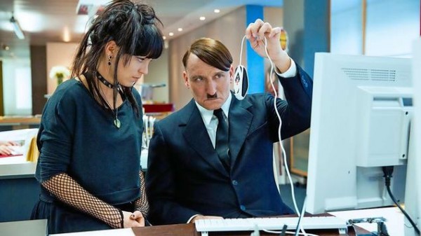 Oliver Masucci como Hitler no filme "Ele está de volta"