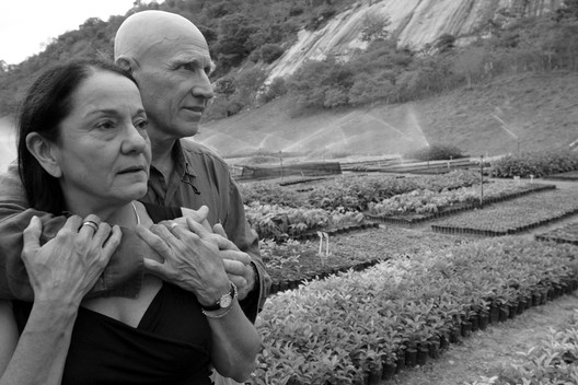 Salgado em seu Instituto Terra, em Minas, com a mulher Lélia