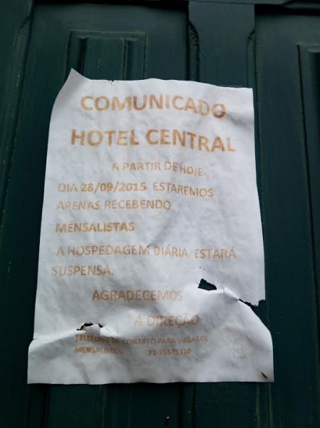 Os hoteis avisam que só aceitam "mensalistas" - na verdade, as vítimas da Samarco