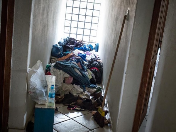 As roupas empilhadas no corredor de hotel onde estão hospedadas famílias desabrigadas
