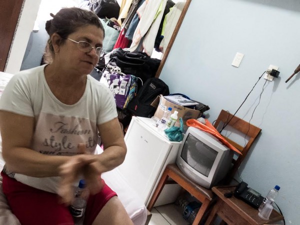 Maria do Carmo, de Paracatu de Baixo, tenta dividir o espaço com o marido e dois filhos