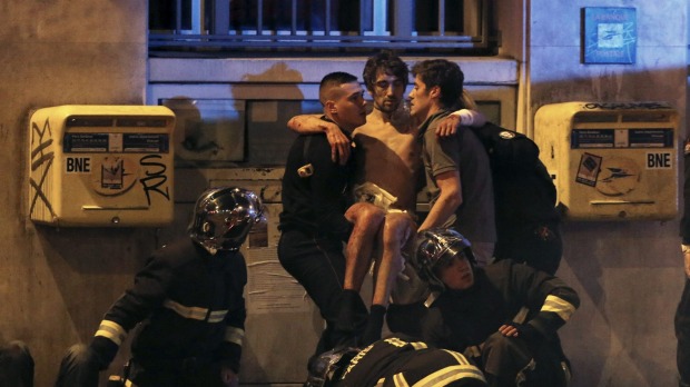 Jovem é socorrido em frente à casa noturna após o atentado