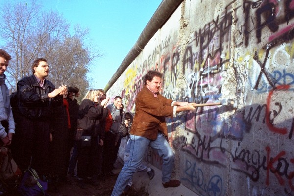 A queda do Muro de Berlim não significou o fim das ideologias políticas