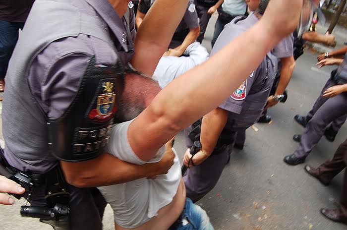 O professor José Roberto Guido dialoga com a polícia