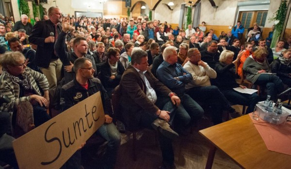 Refugiados se reúnem em assembleia de Sumte