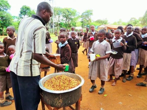 "Professores e pais se organizaram para eles mesmos trazerem ingredientes de casa e as refeições serem preparados para todos na escola. “Cada um traz o que pode e os pais que não têm condições de arcar com esse custo são absorvidos por outros que trazem um pouco a mais".