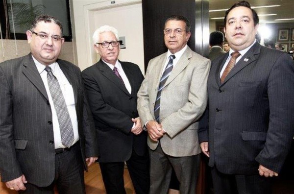 O delegado Nabak (1º à esq.)