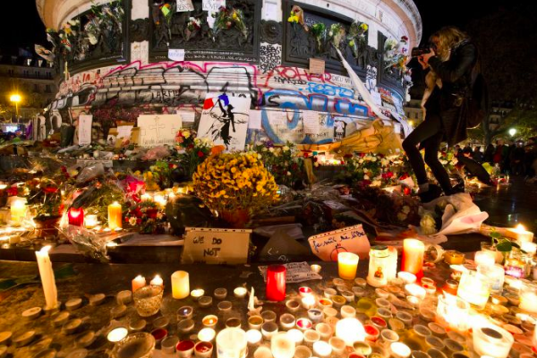 Place de La Republique, repleta de flores e mensagens