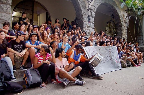 Os alunos do Fernão desocupam a moita